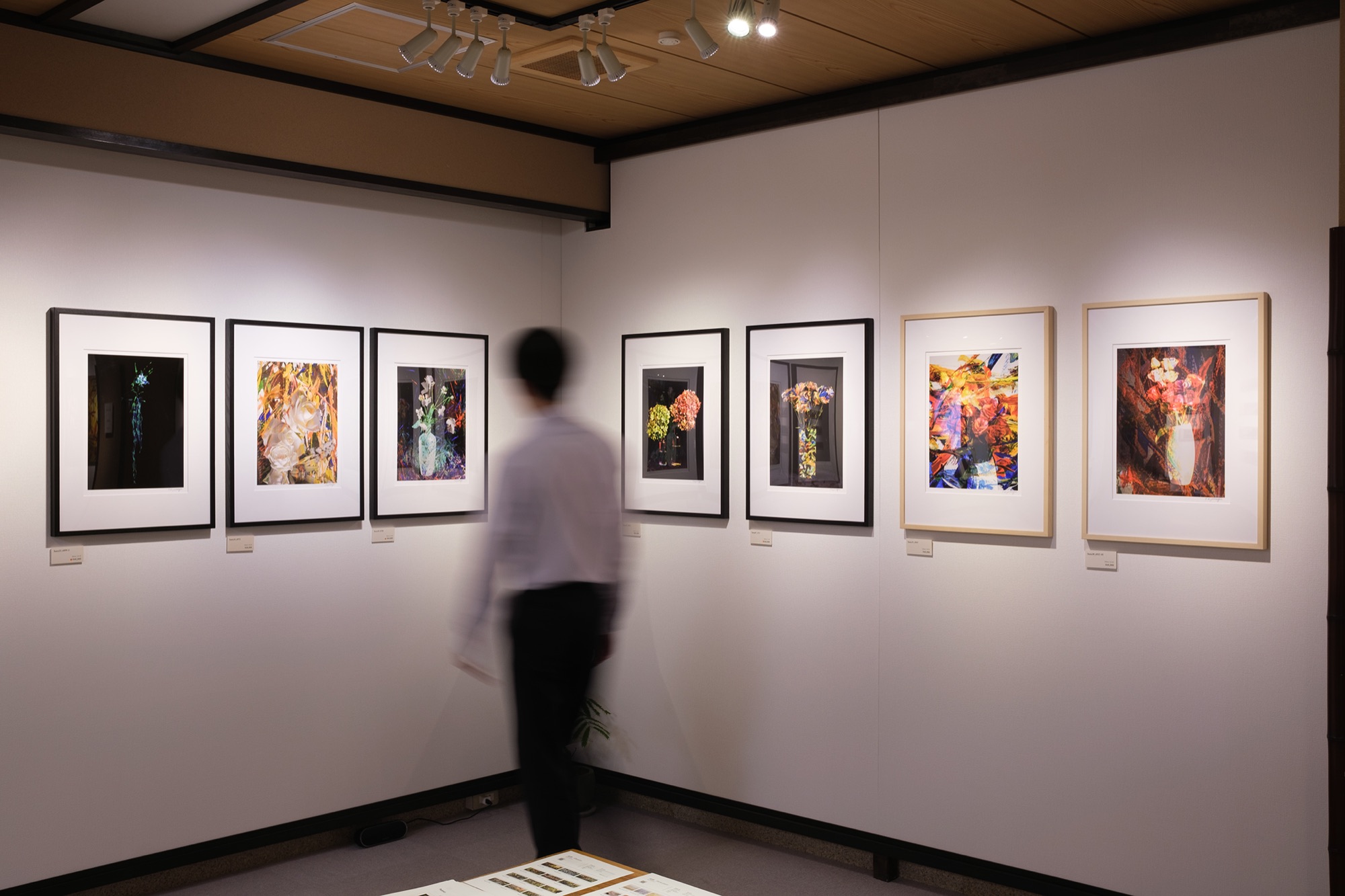 1F展示室。花の作品を観る人